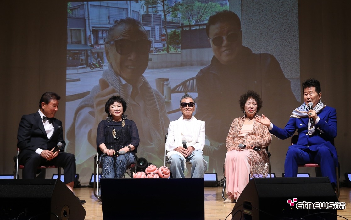 [ET포토] 조갑철-장미화-쟈니리-임희숙-태진아, '쟈니리 회고록 출판 기념 토크 콘서트 참석'