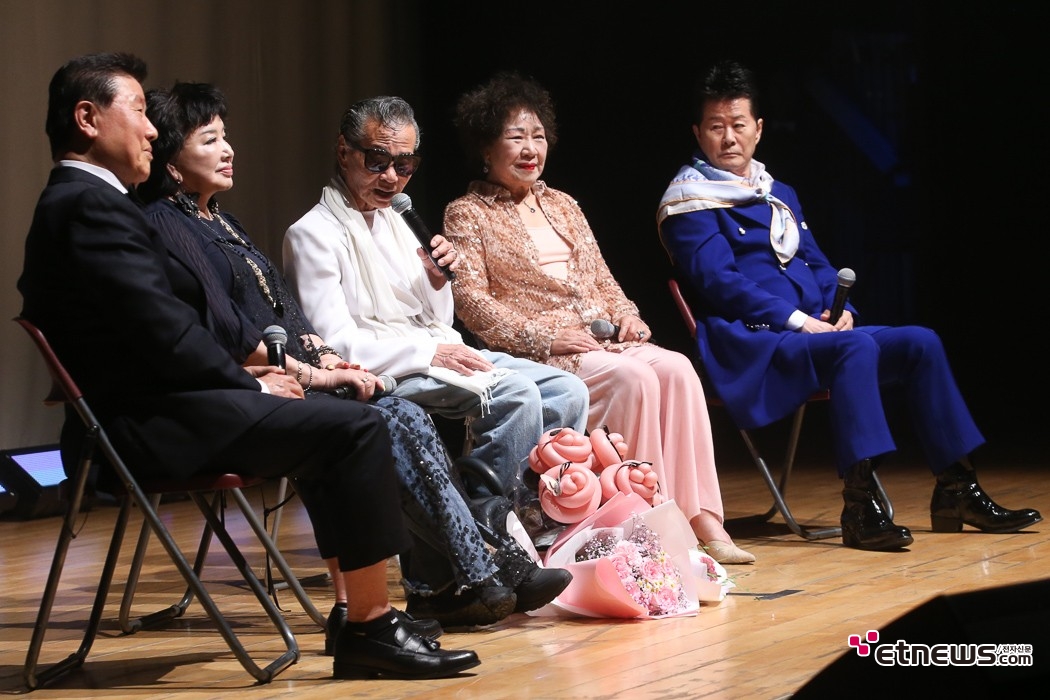 [ET포토] 조갑철-장미화-쟈니리-임희숙-태진아, '쟈니리 회고록 출판 기념 토크 콘서트 참석'