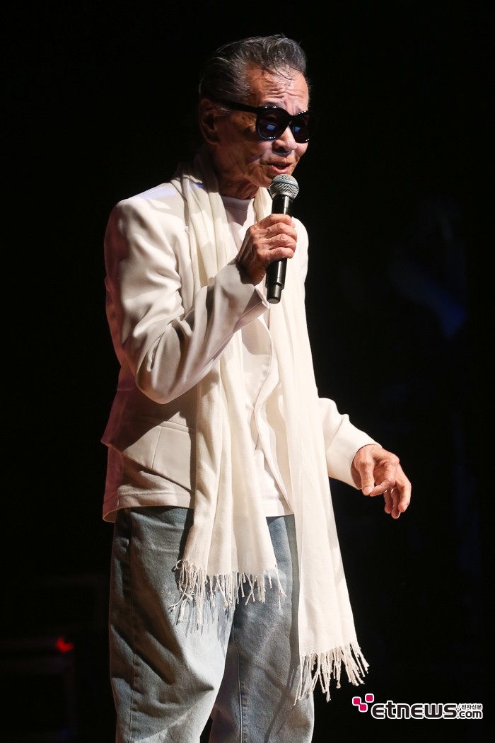 [ET포토] 쟈니리, '87세 최고령 현역 가수의 고막 울리는 열창'