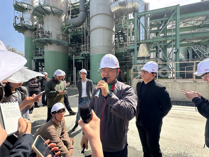이용선 금호석유화학 발전기술팀장이 지난 21일 여수2에너지 사업장에서 탄소포집·활용(CCU) 시설에 대한 설명을 하고 있다. 사진 출처 : 금호석유화학
