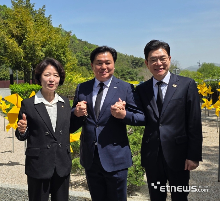 (왼쪽부터)추미애 경기지사 후보, 임병택 시흥시장 후보,  정원오 서울시장 후보 등이 21일 경남 김해 봉하마을을 찾아 기념 촬영했다.