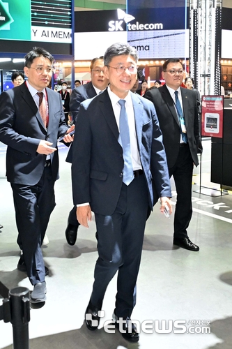 국내 최고 정보통신기술(ICT) 축제 '월드IT쇼 2026'이 22일 서울 강남구 코엑스에서 열렸다. 정재헌 SK텔레콤 대표가 SK텔레콤 부스를 둘러보고 있다. 김민수기자 mskim@etnews.com