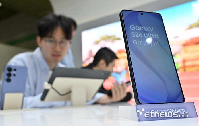 국내 최고 정보통신기술(ICT) 축제 '월드IT쇼 2026'이 22일 서울 강남구 코엑스에서 열렸다. 삼성전자 부스에서 관람객이 갤럭시 S26 울트라를 체험하고 있다. 김민수기자 mskim@etnews.com