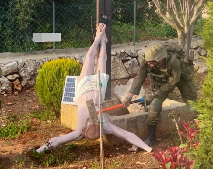 이스라엘 군인이 예수상을 망치로 내리치는 모습이 온라인에 확산돼 논란이 일었다. 사진=엑스 캡처