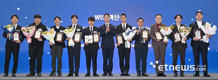 WIS 2026 대한민국 ICT 우수기업 시상식이 22일 서울 강남구 코엑스 WIS 2026 행사장에서 열렸다. 류제명 과학기술정보통신부 2차관(가운데)이 과학기술정보통신부 부총리상 수상기업 관계자들과 기념촬영을 하고 있다. 김민수기자 mskim@etnews.com
