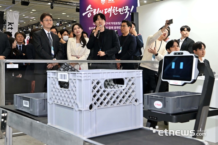 [포토] KT 부스 둘러보는 박윤영 KT 대표