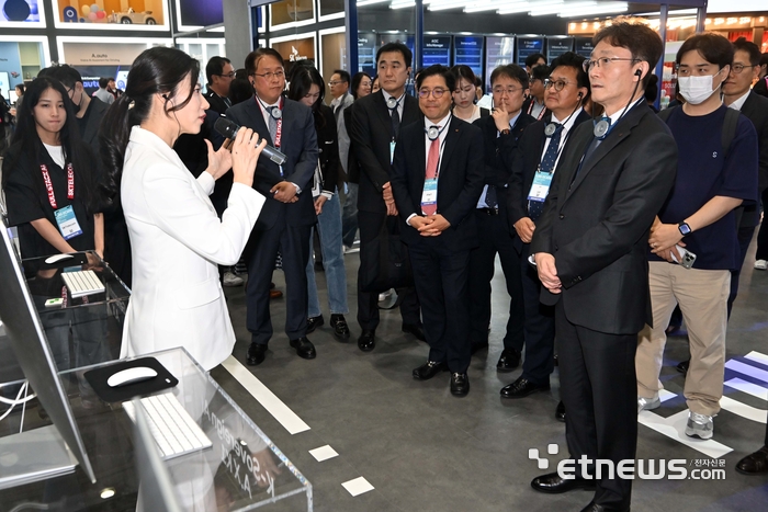 [포토] SK텔레콤 부스 둘러보는 박윤영 KT 대표