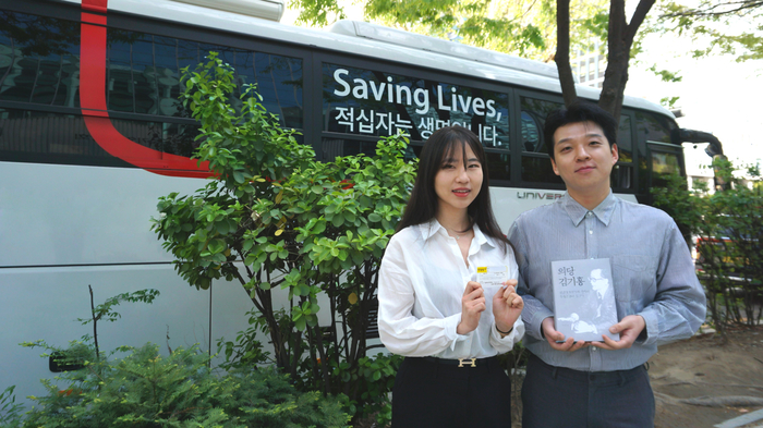 한세예스24그룹 계열사 임직원들이 16일 여의도 일신빌딩 인근에 마련된 이동식 헌혈버스에서 헌혈 캠페인에 참여하고 있다.