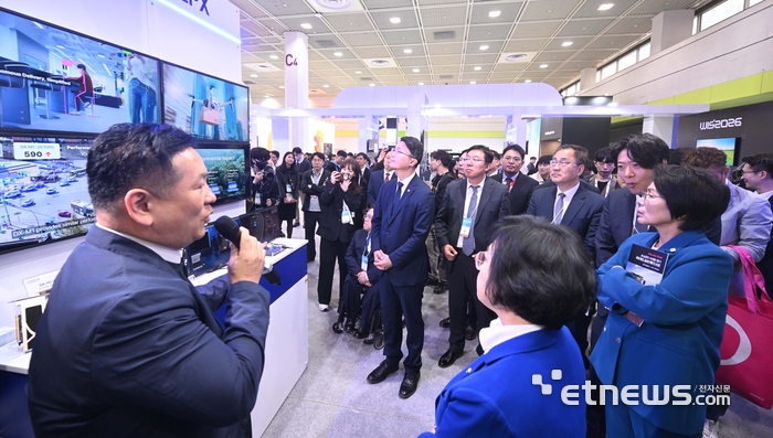 국내 최고 정보통신기술(ICT) 축제 '월드IT쇼 2026'이 22일 서울 강남구 코엑스에서 열렸다. 최민희 국회 과학기술정보방송통신위원회 위원장, 김현 국회 과학기술정보방송통신위원회 간사, 류제명 과학기술정보통신부 2차관, 강병준 전자신문 대표 등 인사들이 전시를 둘러보고 있다. 박지호기자 jihopress@etnews.com