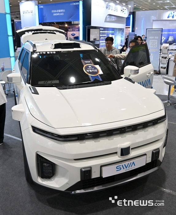 [영상] 에스더블유엠, WIS 2026서 자율주행 로보택시 선보여