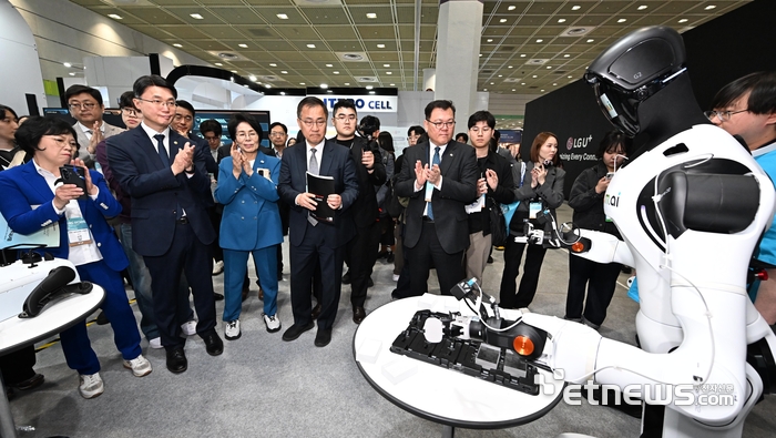 국내 최고 정보통신기술(ICT) 축제 '월드IT쇼(WIS) 2026'이 22일 서울 강남구 코엑스에서 열렸다. 김현 국회 과학기술정보방송통신위원회 더불어민주당 간사(왼쪽부터), 류제명 과학기술정보통신부 제2차관, 최민희 국회 과방위원장, 최형두 과방위 국민의힘 간사가 마음AI의 휴머노이드 로봇 동작 시연을 살펴보고 있다.  이동근기자 foto@etnews.com