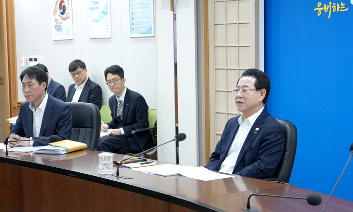 김영록 전남도지사가 22일 도청 서재필실에서 400만 전남·광주통합특별시 조성을 위한 기업유치 특별전담반 회의를 주재하고 있다.