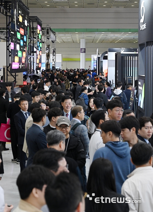 국내 최고 정보통신기술(ICT) 축제 '월드IT쇼(WIS) 2026'이 22일 서울 강남구 코엑스에서 열렸다. 전시장이 참관객으로 북적이고 있다. 이동근기자 foto@etnews.com