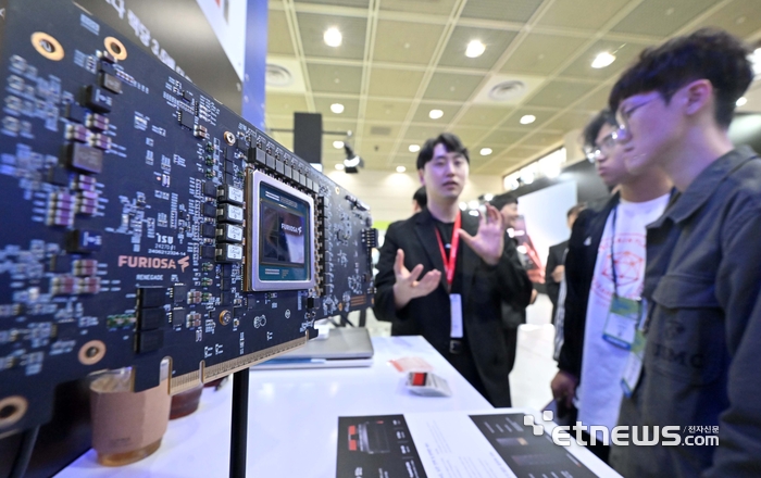 국내 최고 정보통신기술(ICT) 축제 '월드IT쇼 2026'이 22일 서울 강남구 코엑스에서 열렸다. K-반도체 생태관 퓨리오사AI 부스에서 관람객이 AI 반도체를 살펴보고 있다.
김민수기자 mskim@etnews.com