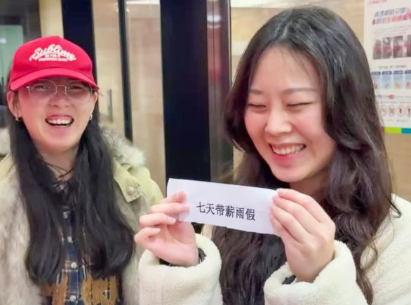 중국의 한 식품 회사에서 근무하는 직원이 사내 이벤트를 통해 '비 오는 날 쉬는 유급 휴가'를 받게 되면서 온라인에서 화제다. 사진=SCMP