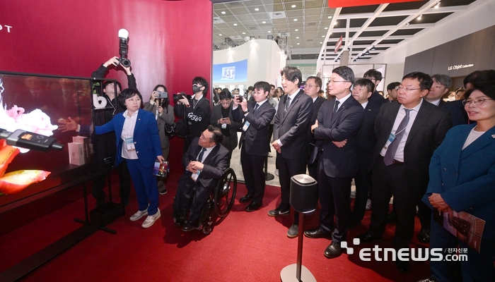 [포토] 월드IT쇼 2026 전시장 둘러보는 귀빈들