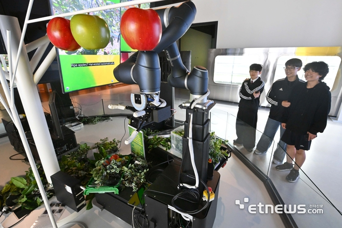 4월 21일 과학의 날을 맞은 가운데 미래 과학 기술을 한눈에 볼 수 있는 전시관이 인기를 끌고 있다. 21일 경기 과천시 국립과천과학관을 찾은 어린이들이 스마트팜에서 사용하는 식물재배로봇을 살펴보고 있다.