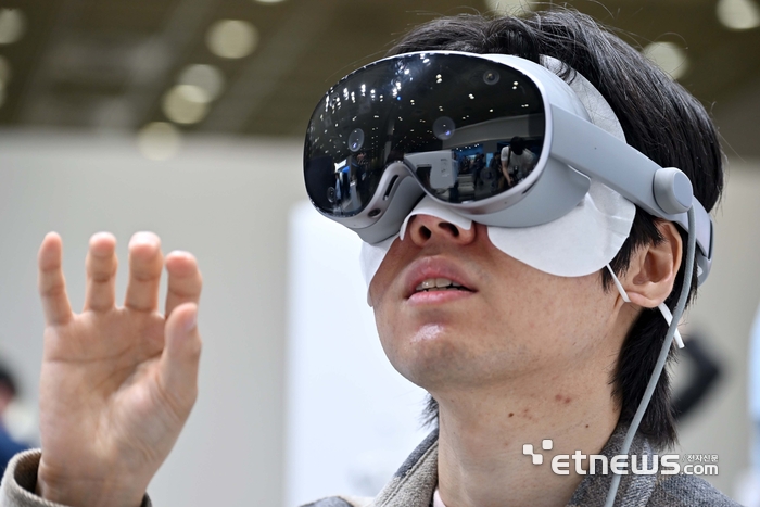 국내 최고 정보통신기술(ICT) 축제 '월드IT쇼 2026'이 22일 서울 강남구 코엑스에서 열렸다. 삼성전자 부스에서 관람객이 갤럭시 XR을 체험하고 있다. 김민수기자 mskim@etnews.com