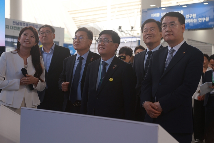 김성환 기후환경에너지부 장관이  '2026 대한민국 기후환경 에너지대전(KEET)' 현장을 둘러보고 있다.