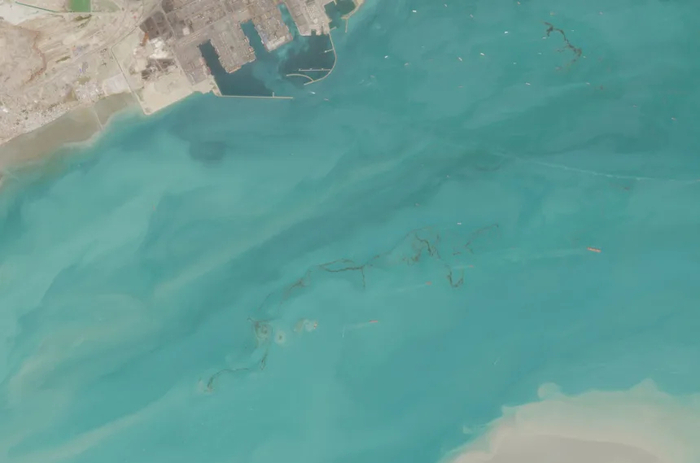 지난 7일 이란 케슘 섬 인근 호르무즈 해협에서 8km 넘게 이어진 기름 유출이 관측됐다. 사진=유럽우주국(ESA) / 센티널 2호