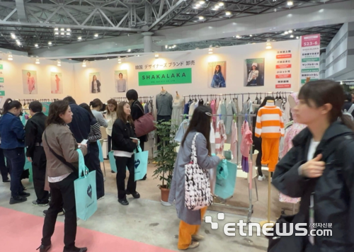 지난 4월 일본 도코에서 열린 'FaW패션월드'에서 샤카라카 부스에 많은 바이어들이 관심을 보이고 있는 모습.