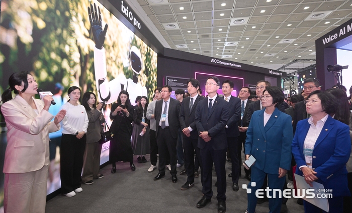 [포토] WIS 2026 - LG유플러스 전시장 둘러보는 귀빈들
