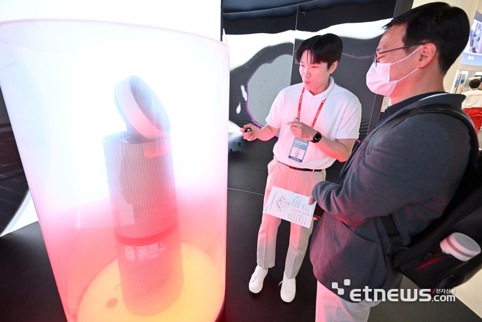 국내 최고 정보통신기술(ICT) 축제 '월드IT쇼 2026'이 22일 서울 강남구 코엑스에서 열렸다. LG전자 부스에서 관람객이 인공지능(AI) 공기청정기 LG 퓨리케어 AI를 살펴보고 있다. 김민수기자 mskim@etnews.com