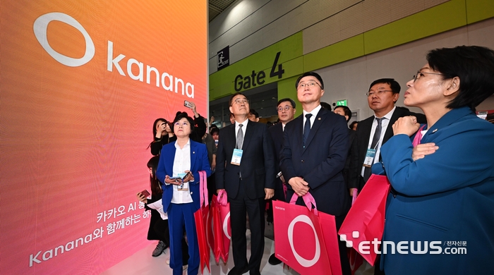국내 최고 정보통신기술(ICT) 축제 '월드IT쇼(WIS) 2026'이 22일 서울 강남구 코엑스에서 열렸다. 김현 국회 과학기술정보방송통신위원회 더불어민주당 간사(왼쪽부터), 최형두 국회 과방위 국민의힘 간사, 류제명 과학기술정보통신부 제2차관, 강병준 전자신문 대표, 최민희 국회 과방위원장이 카카오의 AI에이전트 '카나나'를 살펴보고 있다.  이동근기자 foto@etnews.com