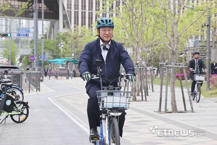 자전거 타고 출근하는 윤호중 장관