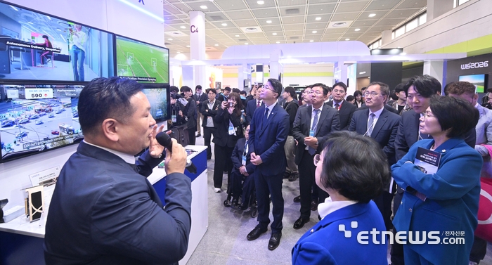 [포토] WIS 2026 - 딥엑스 AI 반도체 설명 듣는 귀빈들