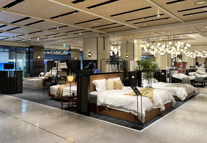 시몬스는 '신세계백화점 대전점'을 리뉴얼 오픈했다고 22일 밝혔다.