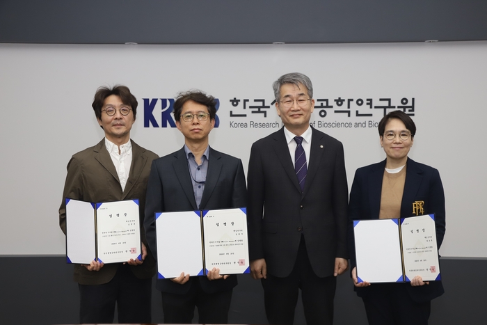 권석윤 생명연 원장(왼쪽 세 번째)과 전략연구사업별 연구책임자들이 착수보고회 후 기념촬영을 했다. (생명연 제공)