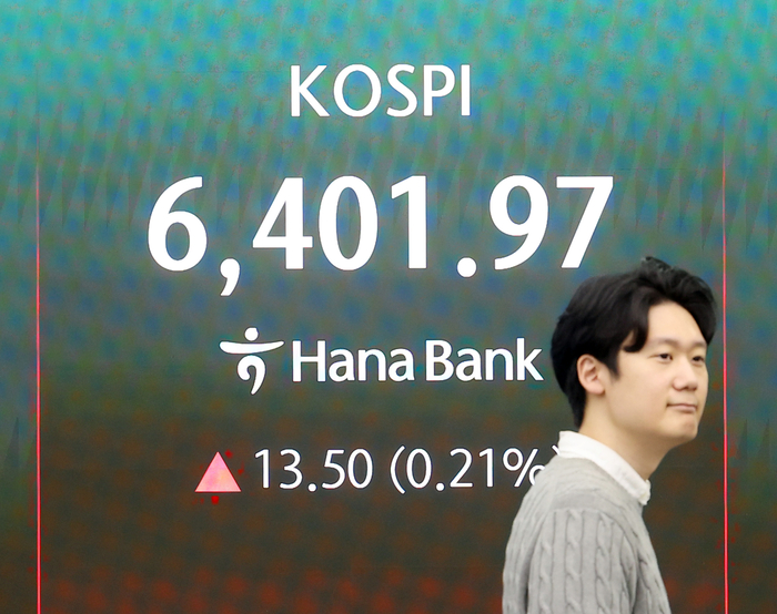 코스피가 장 초반 상승해 또 사상 최고치를 경신한 22일 서울 중구 하나은행 딜링룸에서 직원들이 업무를 보고 있다. (사진=연합뉴스)