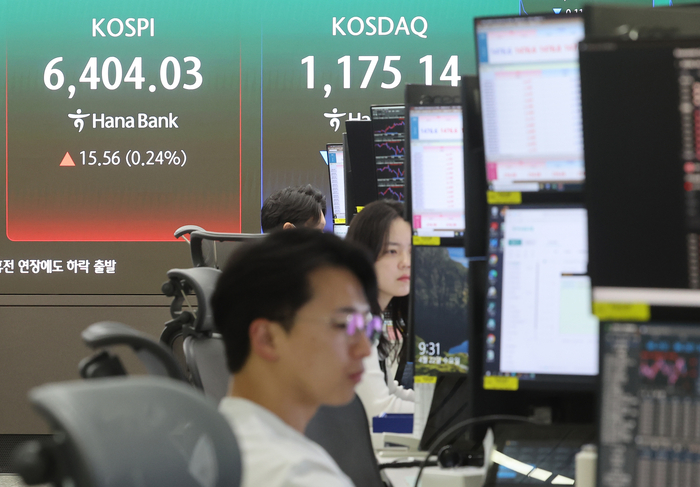 코스피가 상승 출발해 사상 최고치를 재차 경신한 22일 서울 중구 하나은행 딜링룸에서 직원들이 업무를 보고 있다. (사진=연합뉴스)