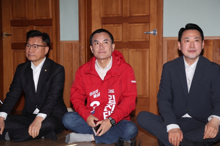 22일 강원 양양군 손양면 수산리어촌마을회관을 찾은 (왼쪽부터) 국민의힘 이양수 국회의원. 김진태 예비 후보, 장동혁 당 대표가 각자 다른 곳을 바라보고 있다. 연합뉴스