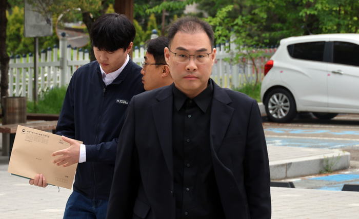 22일 오전 BGF로지스 이민재 대표가 민주노총 공공운수노조 화물연대본부와 교섭 상견례를 진행하기 위해 고용노동부 진주지청에 들어서고 있다. 사진=연합뉴스