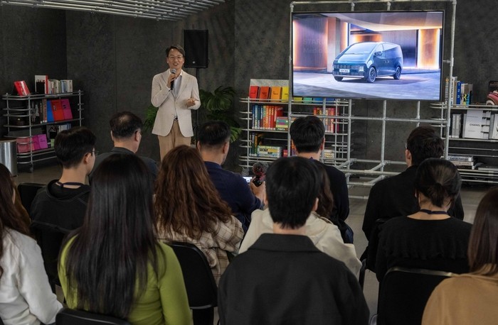 이철민 현대차 국내마케팅실 상무가 더 뉴 스타리아 일렉트릭과 리무진을 소개하고 있다.