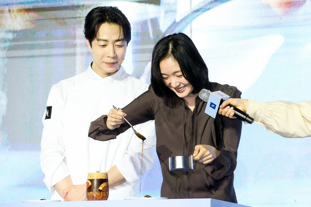 [ET포토] 김고은, '소스 뿌리기에 정답은 없어~'