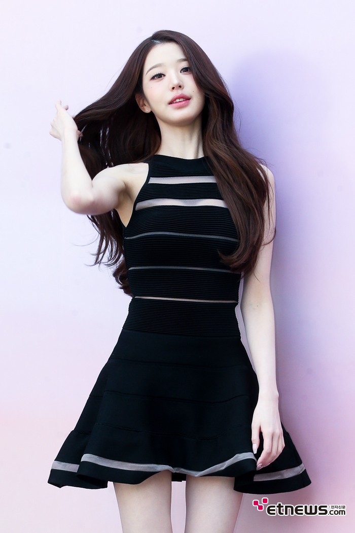 [ET포토] 장원영, '머리결만 넘겼는데~'