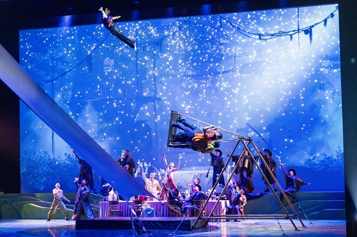 파나소닉의 PT-RQ35K2K 프로젝터로 연출된 무대. 사진=에버랜드