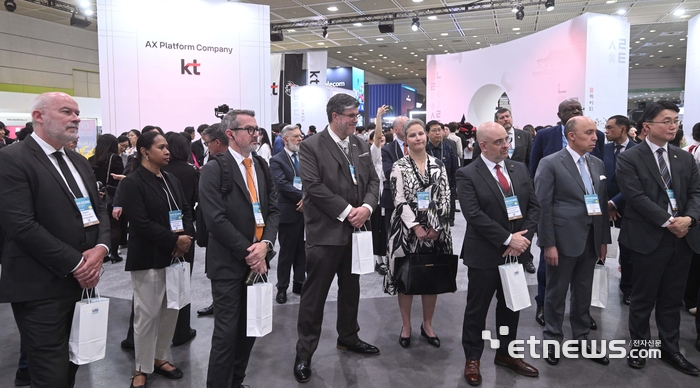 월드IT쇼 2026 이틀 째인 23일, 우수한 대한민국의 ICT 전시를 보기 위한 해외의 관심이 뜨거웠다. 참여한 주한 대사들이 전시 부스를 둘러보고 있다. 박지호기자 jihopress@etnews.com