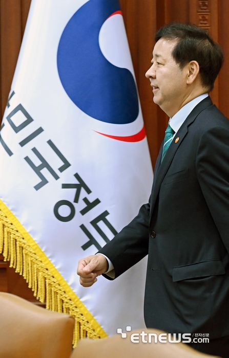 [포토] 민생물가 특별관리 관계장관TF 참석하는 구윤철 부총리