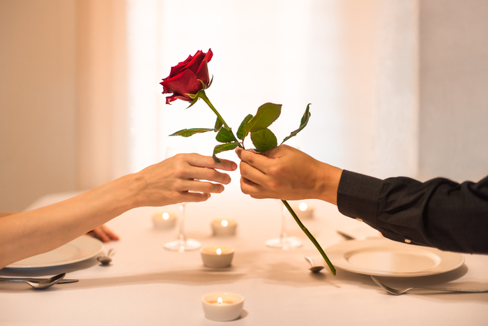 일본 지방자치단체가 역대 최저 수준으로 떨어진 출산율 문제를 해결하기 위해 미혼 남녀의 데이팅 앱 사용 비용을 지원하는 방안을 내놨다. 사진=게티이미지