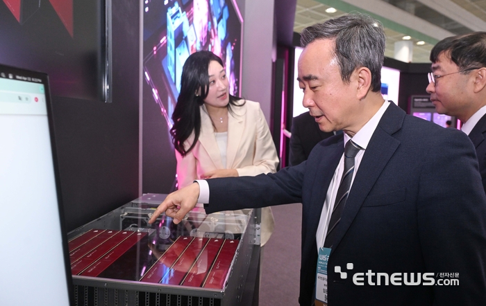 [포토] WIS 2026 전시 부스 둘러보는 임문영 부위원장