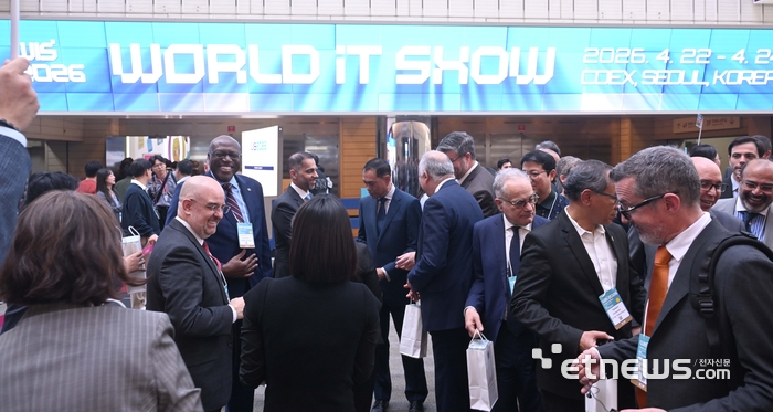 [포토] WIS 2026 관람 하는 주한 대사들