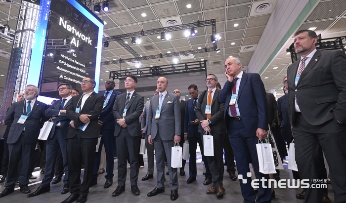 [포토] WIS 2026 관람 하는 주한 대사들