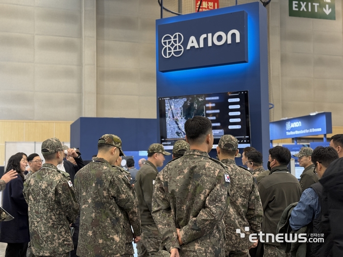 지난 2월 열린 국내 최대 드론전시회 'DSK 2026'의 아리온 부스에 관람객들의 관심이 집중됐다.