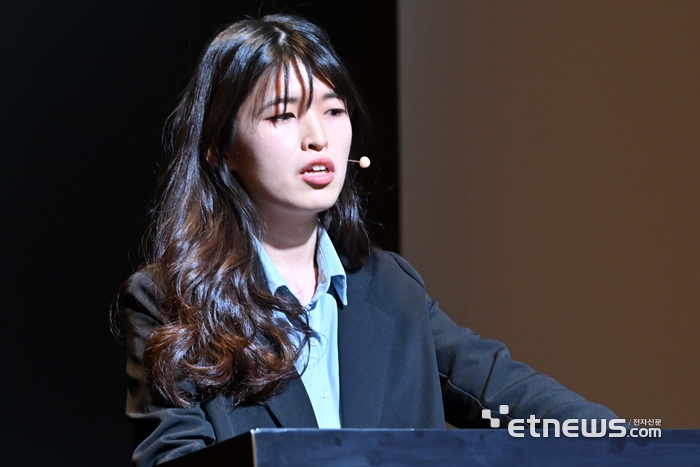 웹케시 금융 AI 에이전트 콘퍼런스 2026이 23일 서울 여의도 FKI타워에서 열렸다. 김하정 다큐브 AI 개발 디렉터 CTO가 '에이전트를 수정하는 에이전트로 NL2SQL 벤치마크 1위까지'를 주제로 발표하고 있다. 김민수기자 mskim@etnews.com