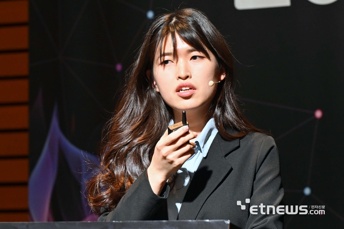 웹케시 금융 AI 에이전트 콘퍼런스 2026이 23일 서울 여의도 FKI타워에서 열렸다. 김하정 다큐브 AI 개발 디렉터 CTO가 '에이전트를 수정하는 에이전트로 NL2SQL 벤치마크 1위까지'를 주제로 발표하고 있다. 김민수기자 mskim@etnews.com