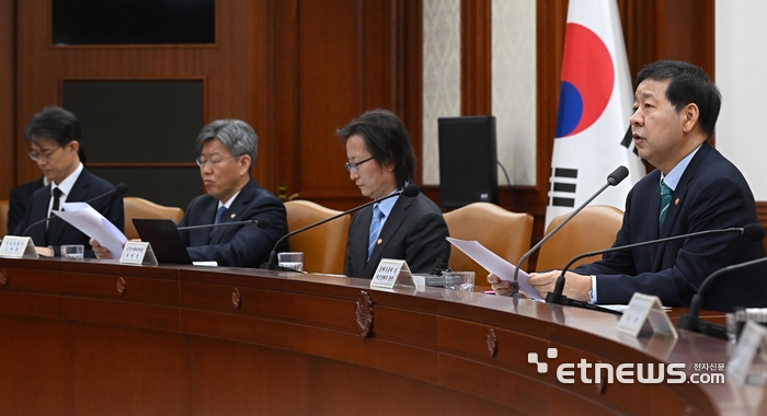 구윤철 부총리 겸 재정경제부 장관이 23일 서울 종로구 정부서울청사에서 열린 민생물가 특별관리 관계장관TF에서 모두발언을 하고 있다. 이날 회의에선 4차 석유 최고가격 지정안과 민생물가 특별관리품목 대응 방아, 반복 담합 근절 방안 등이 논의됐다.  이동근기자 foto@etnews.com